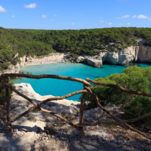 vue sur une crique d'eau turquoise a Minorque