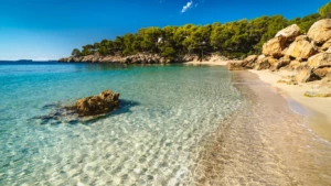plage de sable et eau turquoise sous le soleil d'Ibiza