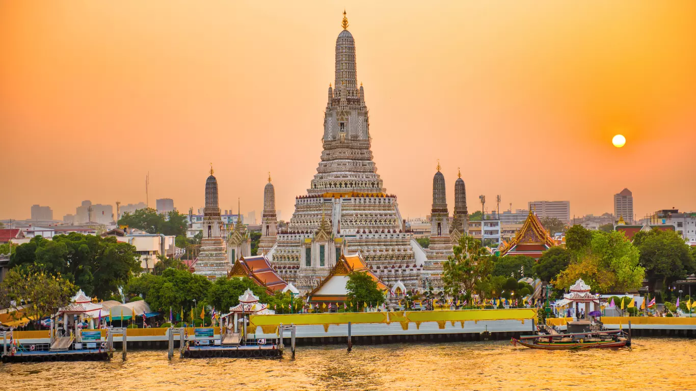 Temple de bangkok au coucher du soleil