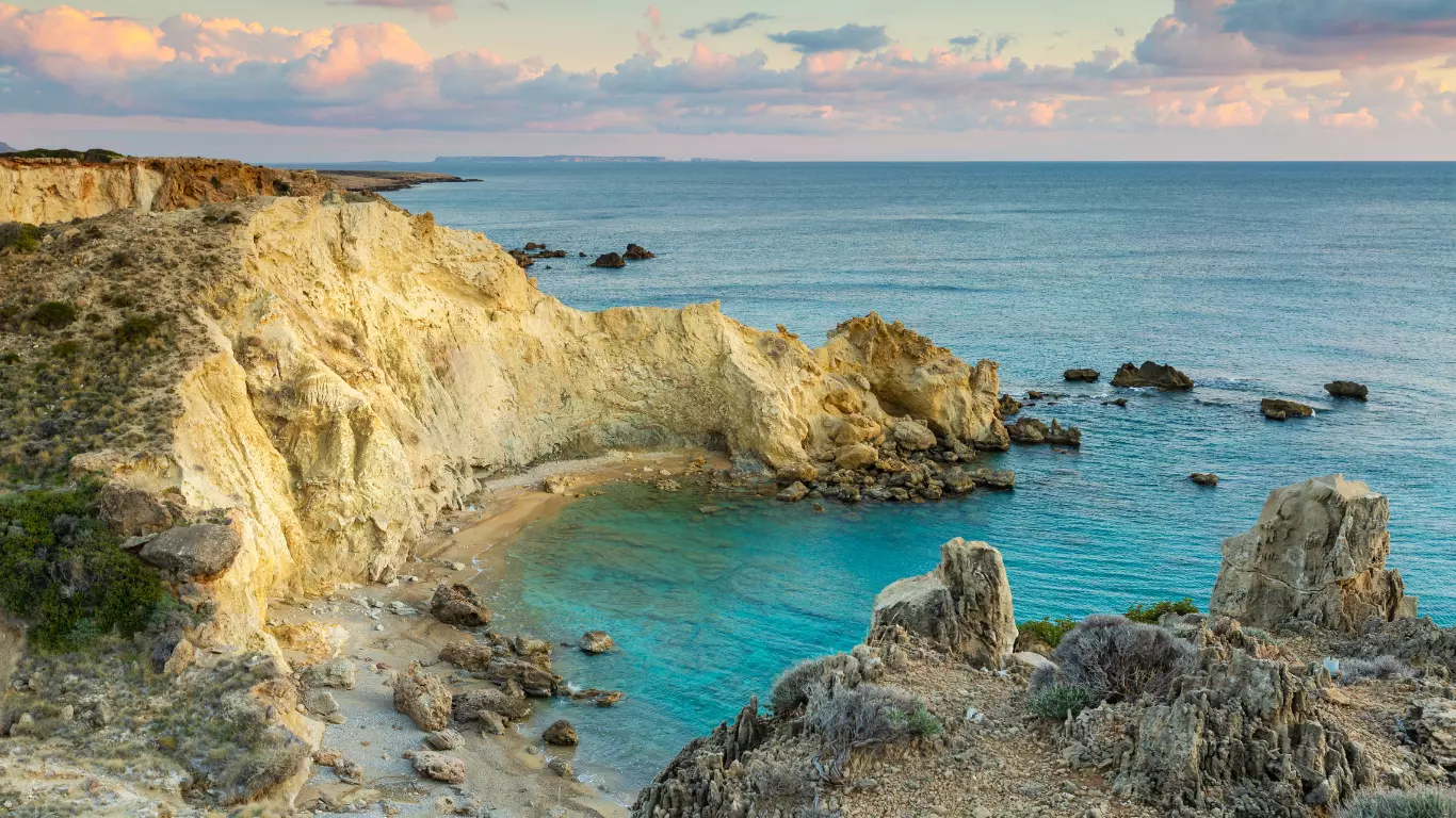 plage et vue sur les rochers et la mer turquoise de la crète