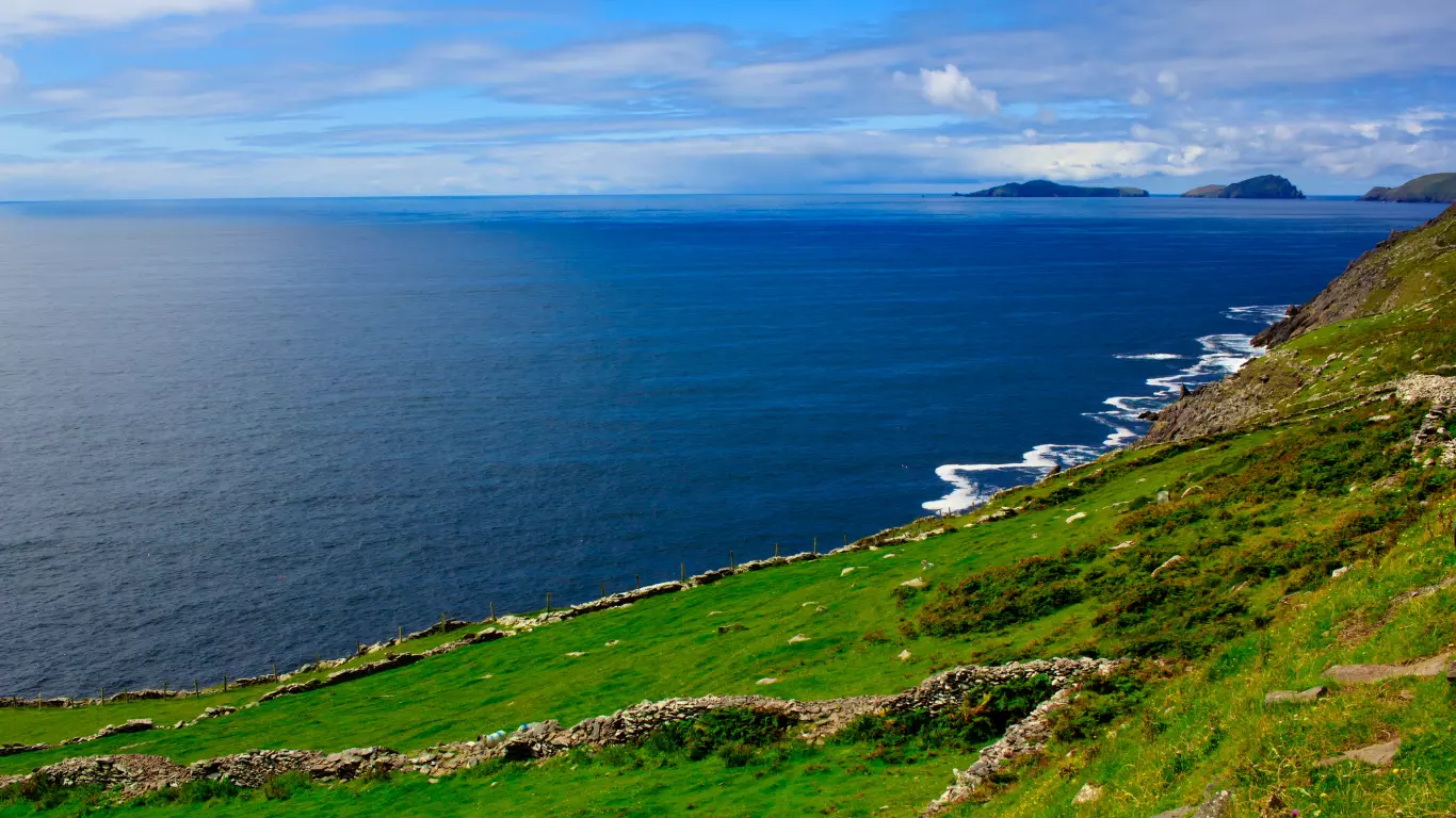 Paysage verdoyant et route sinueuse dans le Connemara en Irlande"