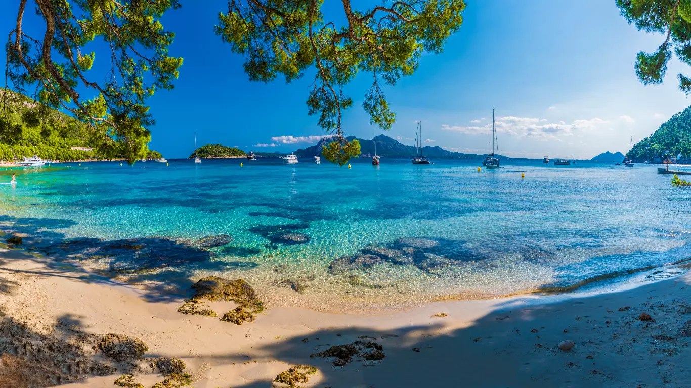Plage et crique à Marjoque - voyage