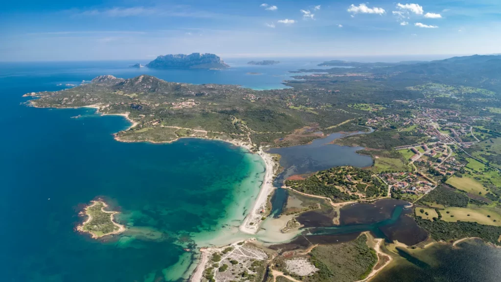 Vue aérienne de la plage de sable blanc et de l'eau turquoise de la Marinedda en Sardaigne