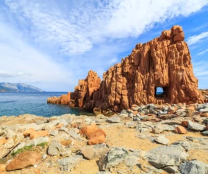 vue de la place et du rocher de l'ile rousse en sardaigne